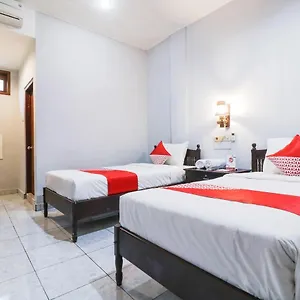 Отель Oyo 2411 Taman Mekar 2, Кута